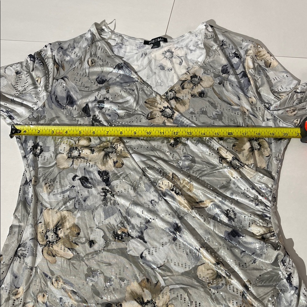 Roz & Ali Womens Silver Floral Blouse V-Neck Bell Sleeves 3/4 sz XL NEW! - Picture 7 of 7
